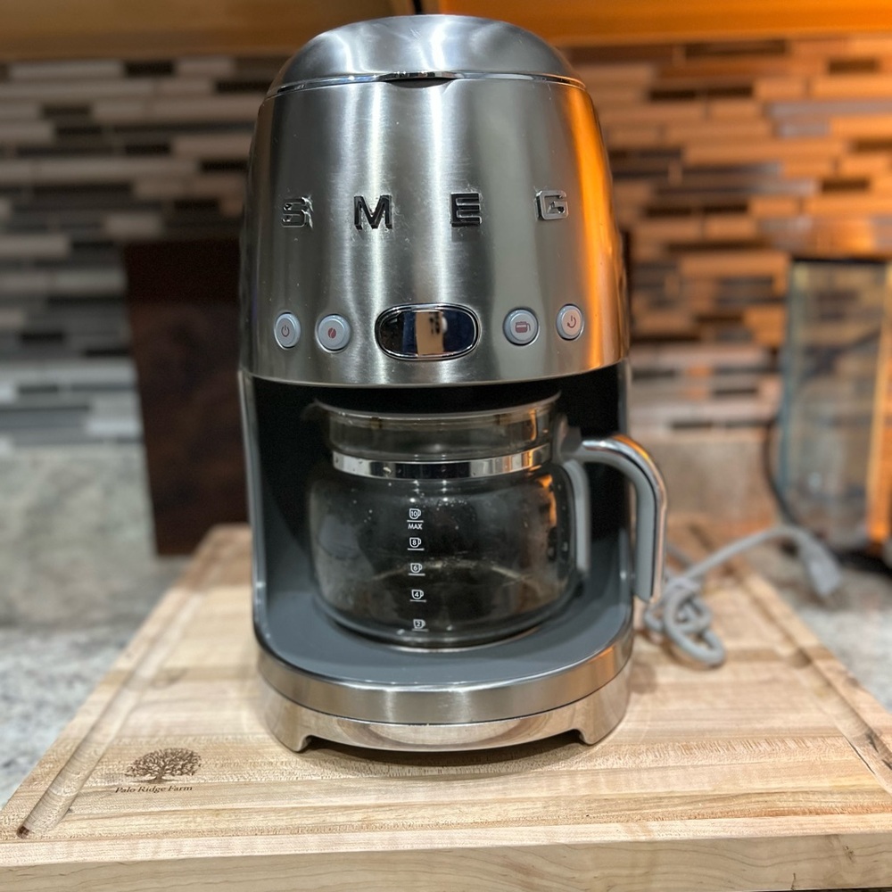 Smeg Sleek Stainless Steel Coffee Maker with Glass Carafe for Modern Kitchens